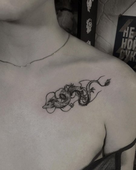 Тату дракона на ключице