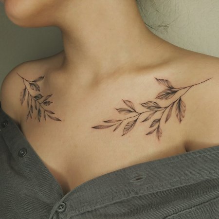 Тату веточка на ключице