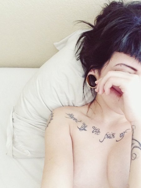 Девушка с татуировками