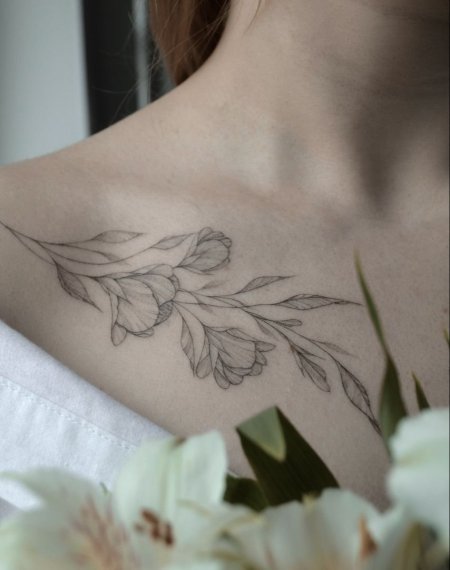 Тату пионы на ключице