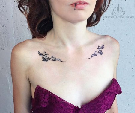 На ключице тату