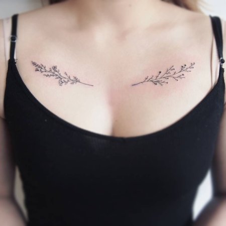 Тату веточка на ключице