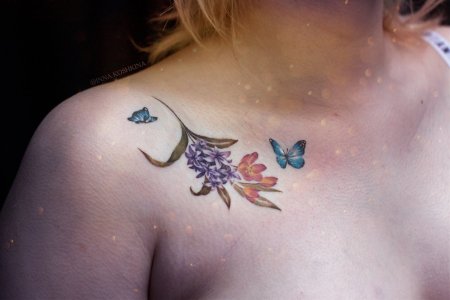Тату бабочка на ключице