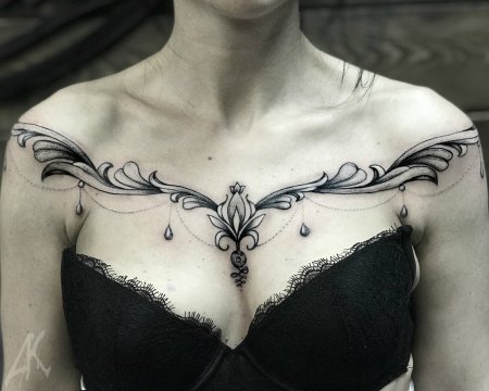 Тату над грудью женские