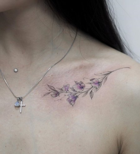 Тату веточка на ключице
