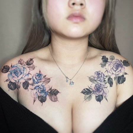 Женская тату на груди