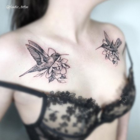 Тату колибри на ключице