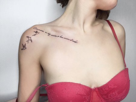 Татуировка для девушки на ключице