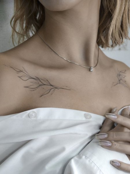 Тату на ключице веточка