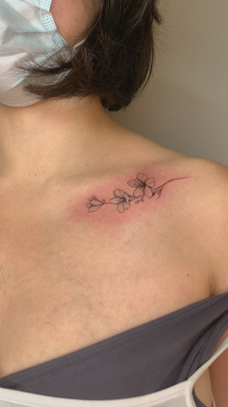 На ключице тату
