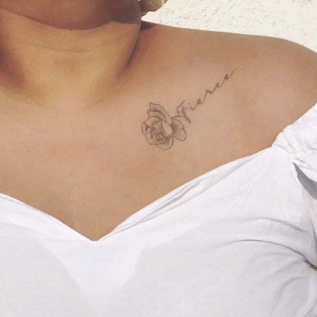 Тату на ключице для девушек надписи