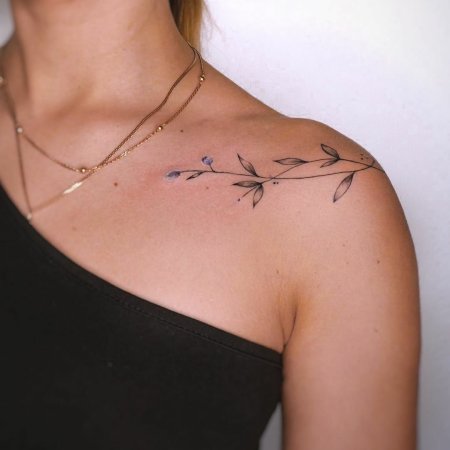 Тату веточка на ключице