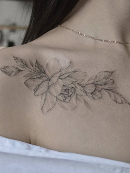 Тату пионы на ключице