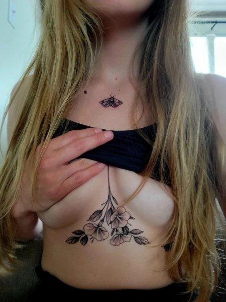 Тату для девушек под грудью