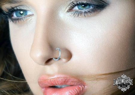 Кристина Агилера пирсинг носа