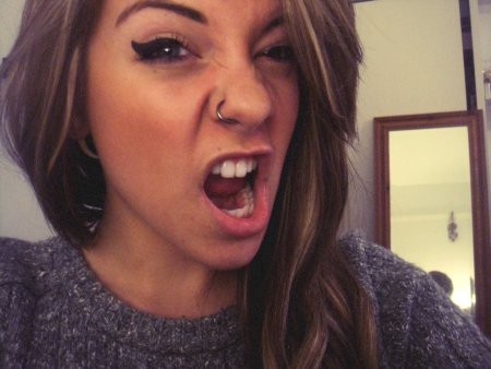 Девушки с пирсингом в носу кольцо