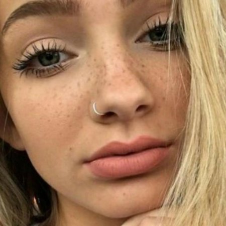 Пирсинг носа у знаменитостей