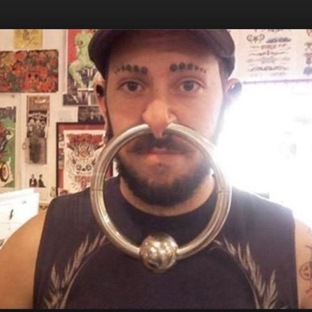 Большое кольцо в носу