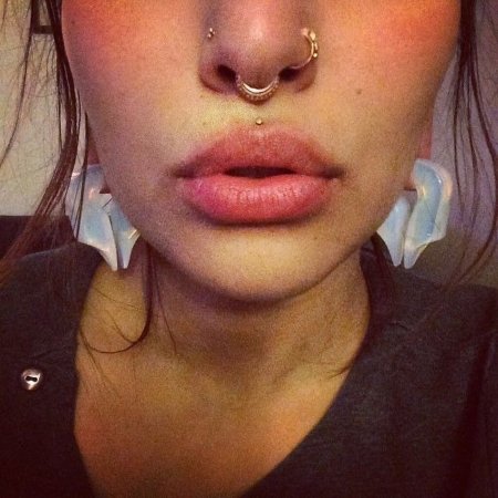 Красивый пирсинг на лице