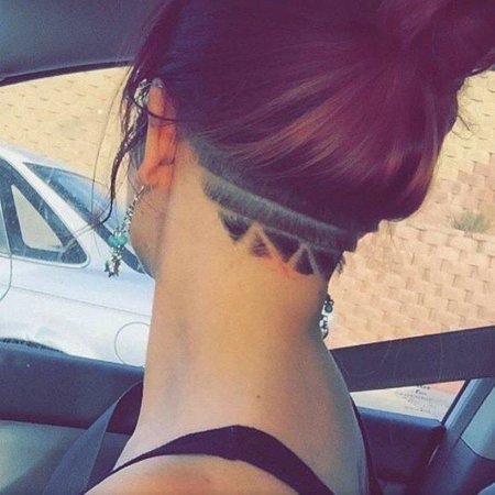 Выбритый затылок на длинные волосы