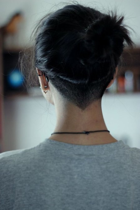 Прическа с выбритым затылком
