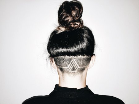 Причёски с выбритым затылком женские