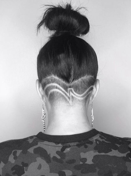 Выбритый затылок на длинные волосы