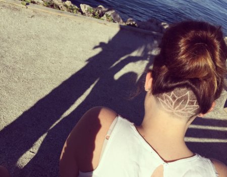 Затылок девушки