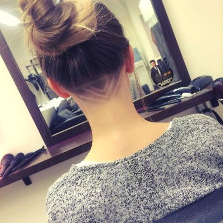 Выбритый затылок на длинные волосы