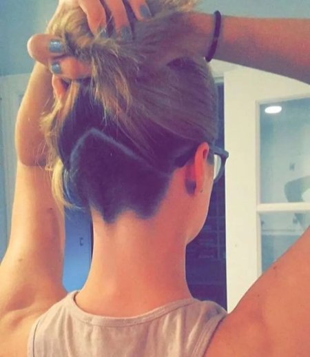 Выбритый затылок на длинные волосы