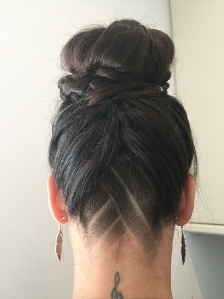 Прическа с выбритым затылком