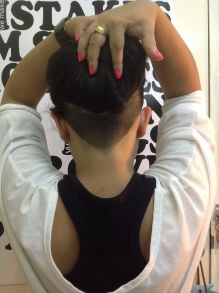 Прическа с выбритым затылком