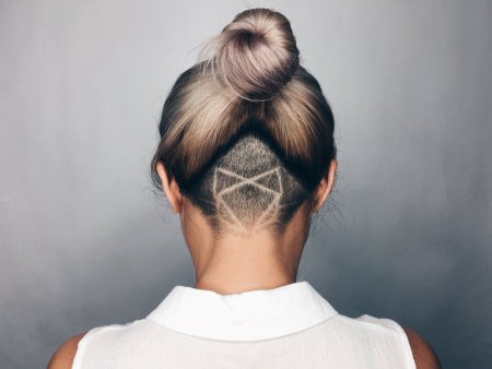 Прическа с выбритым затылком
