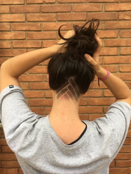 Стрижка с выбритым затылком