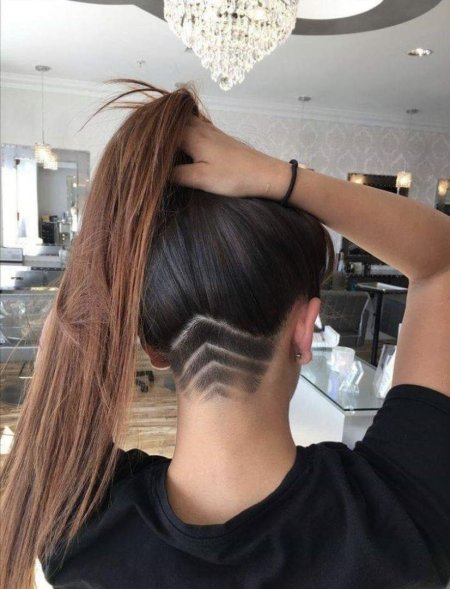 Прическа с выбритым затылком
