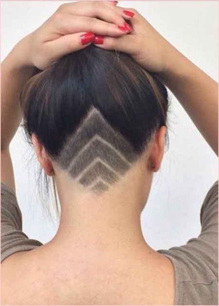 Прическа с выбритым затылком