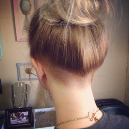 Стрижка с выбритым затылком