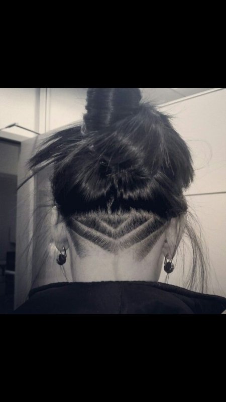 Прическа с выбритым затылком