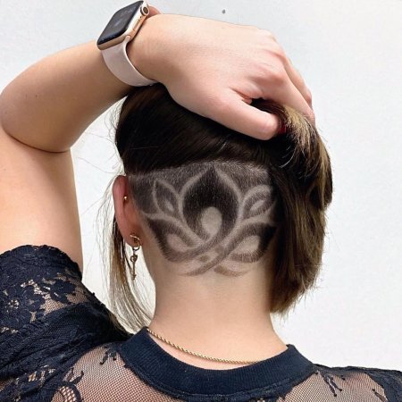 Прическа с выбритым затылком