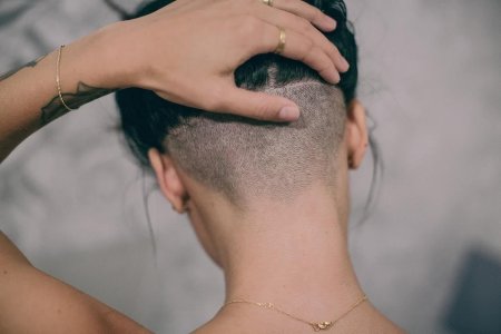 Бритый затылок у девушки