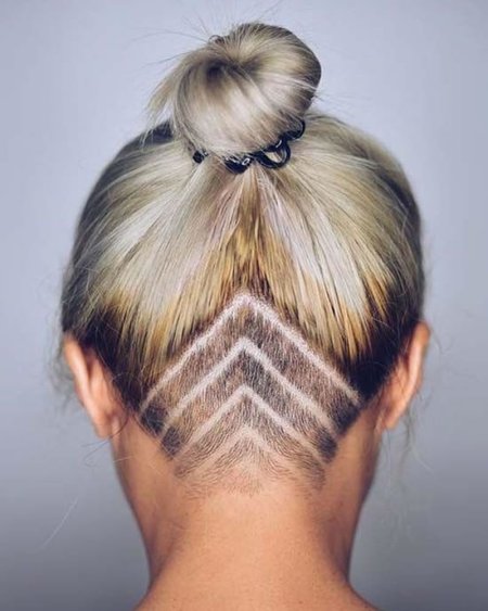 Прическа с выбритым затылком
