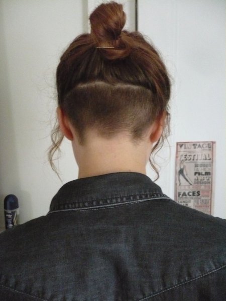 Выбритый затылок на длинные волосы