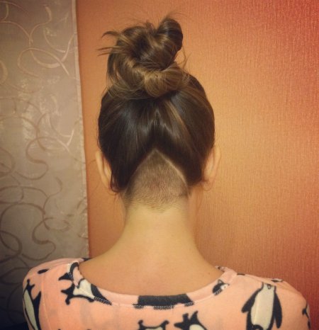 Прическа с выбритым затылком женская