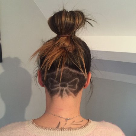 Прическа с выбритым затылком