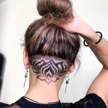 Прическа с выбритым затылком