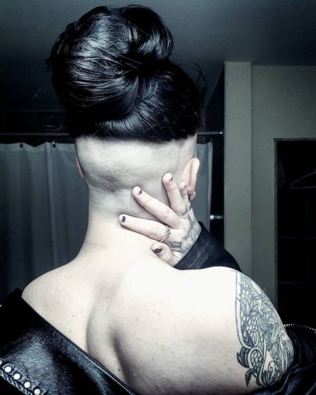 Прическа с выбритым затылком