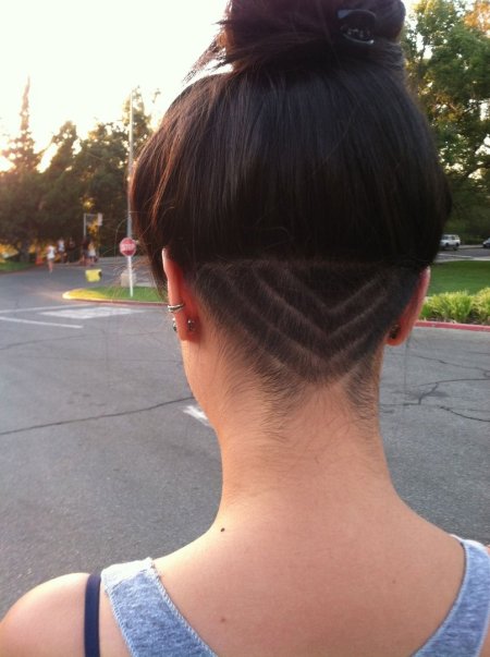 Прическа с выбритым затылком