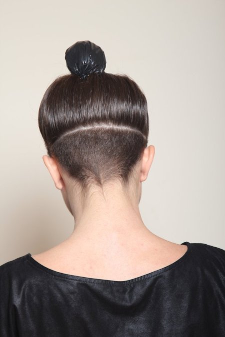 Прическа с выбритым затылком