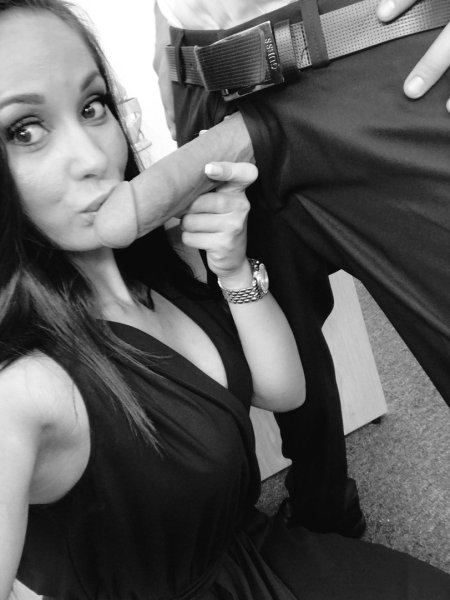 Девушка фотографирует член