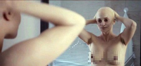 Голая модель побрилась налысо голая